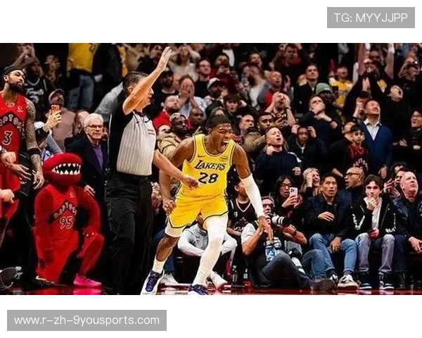 八村塁篮下补篮连续得手，湖人锋线火力全开